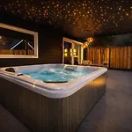 펜션 Wellness Tuin Woestijnroos Wellness Met Prive Sauna Stoomcabine En Jacuzzi Inclusief Gratis Prosecco En Partner Box - Ultieme Partner Beleving - 호스트