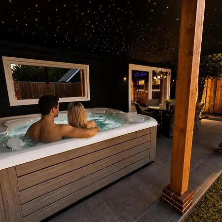 Ferienhaus Wellness Tuin Horst Noord Limburg - 2-4 Persoons Wellness Lodge Met Prive Sauna Stoomcabine En Jacuzzi - Ultieme Partner Beleving - Horst