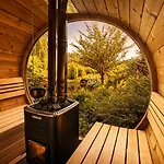Wellness Tuin Horst Noord Limburg - 2-4 Persoons Wellness Lodge Met Prive Sauna Stoomcabine En Jacuzzi Inclusief Gratis Prosecco En Partner Box - Ultieme Partner Beleving - Horst